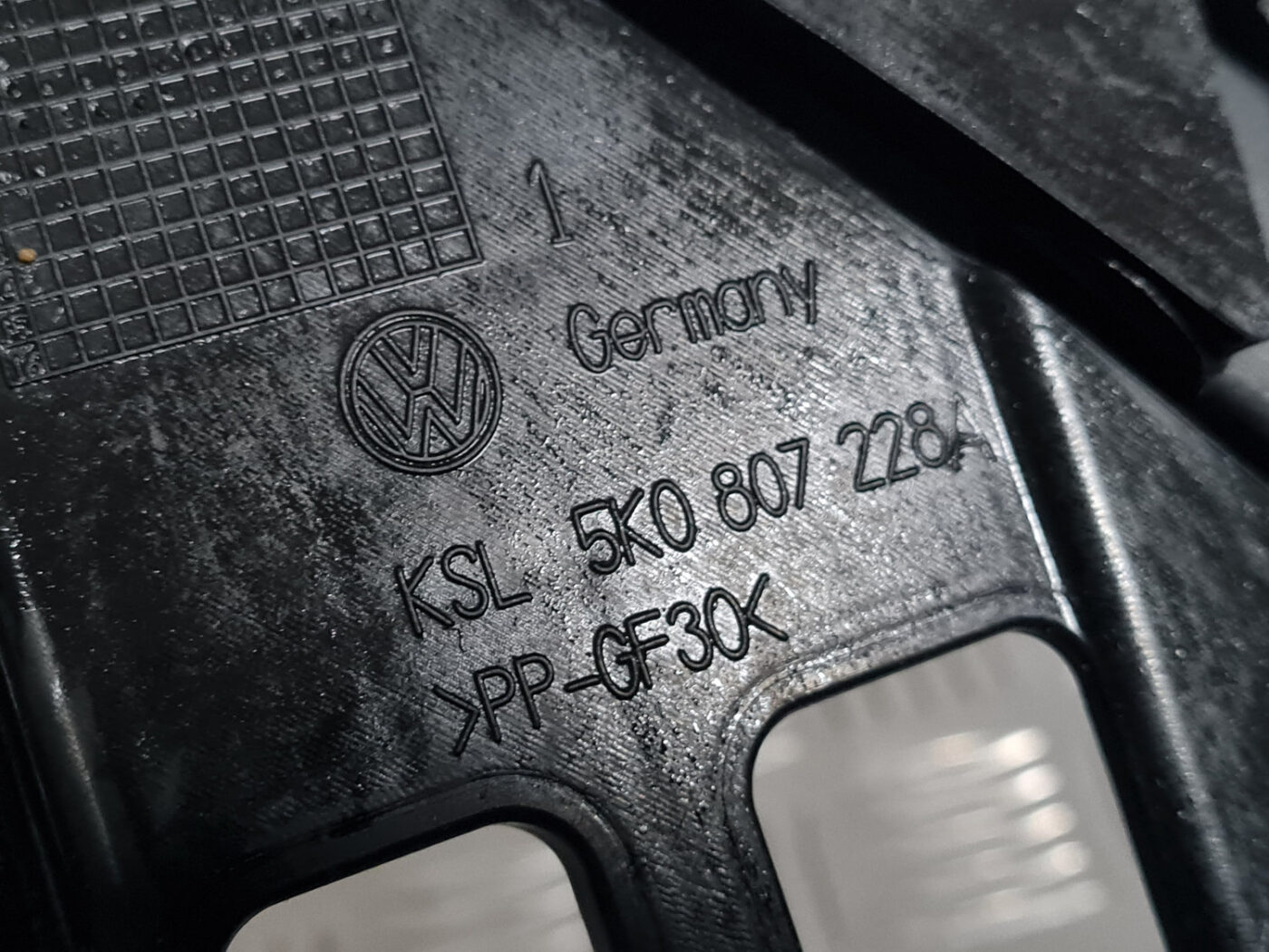 Priekšēja luktura kronšteins priekš VW GOLF 6 2011 7 Priekšēja luktura kronšteins priekš VW GOLF 6 2011