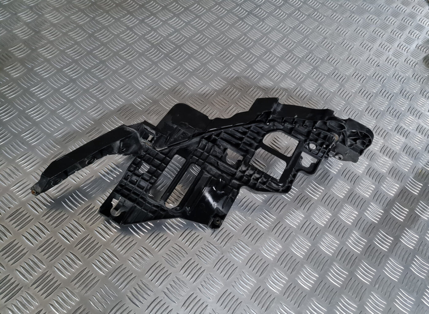 Priekšēja luktura kronšteins priekš VW GOLF 6 2011 6 Priekšēja luktura kronšteins priekš VW GOLF 6 2011