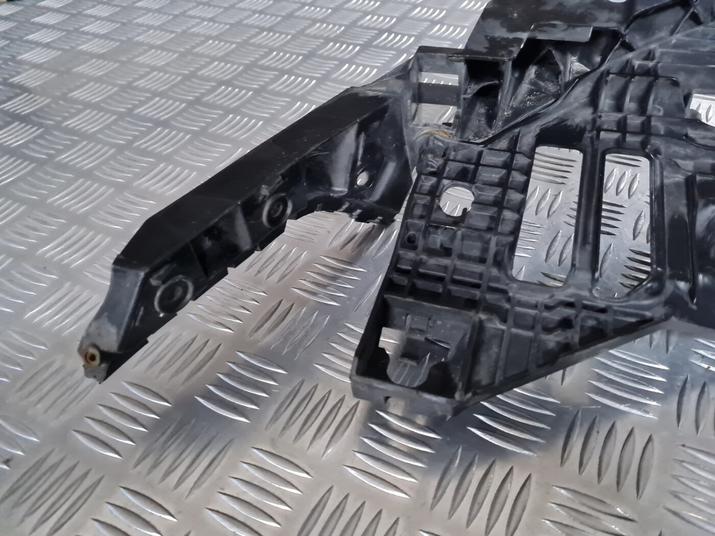 Priekšēja luktura kronšteins priekš VW GOLF 6 2011 5 Priekšēja luktura kronšteins priekš VW GOLF 6 2011