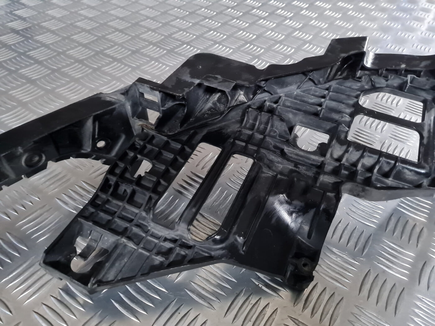 Priekšēja luktura kronšteins priekš VW GOLF 6 2011 4 Priekšēja luktura kronšteins priekš VW GOLF 6 2011