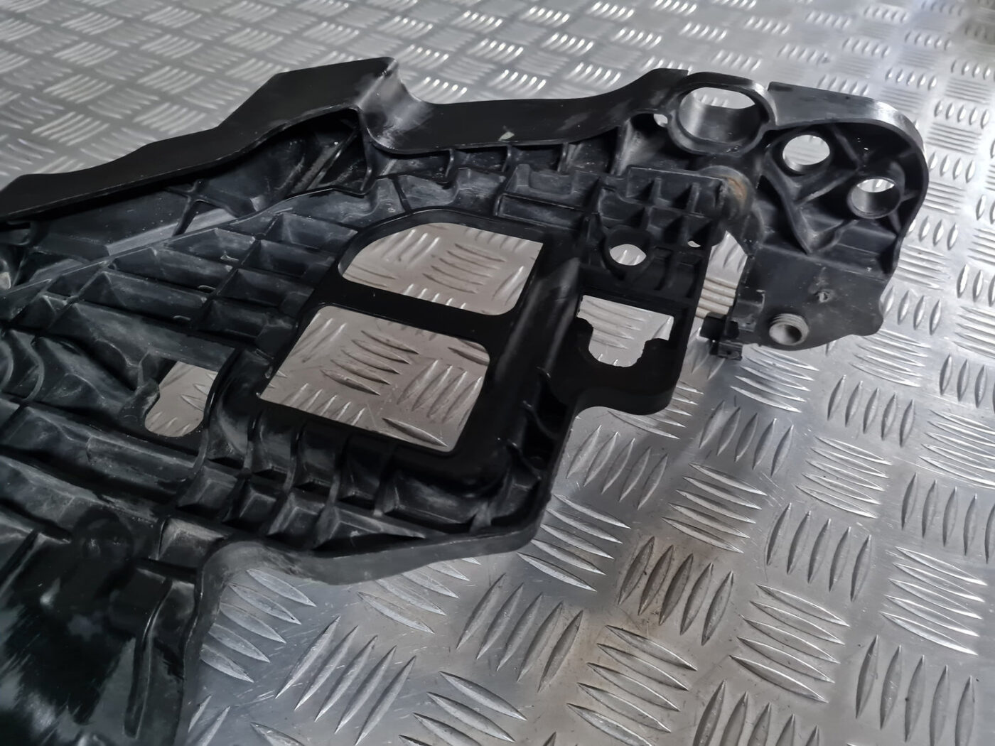 Priekšēja luktura kronšteins priekš VW GOLF 6 2011 3 Priekšēja luktura kronšteins priekš VW GOLF 6 2011