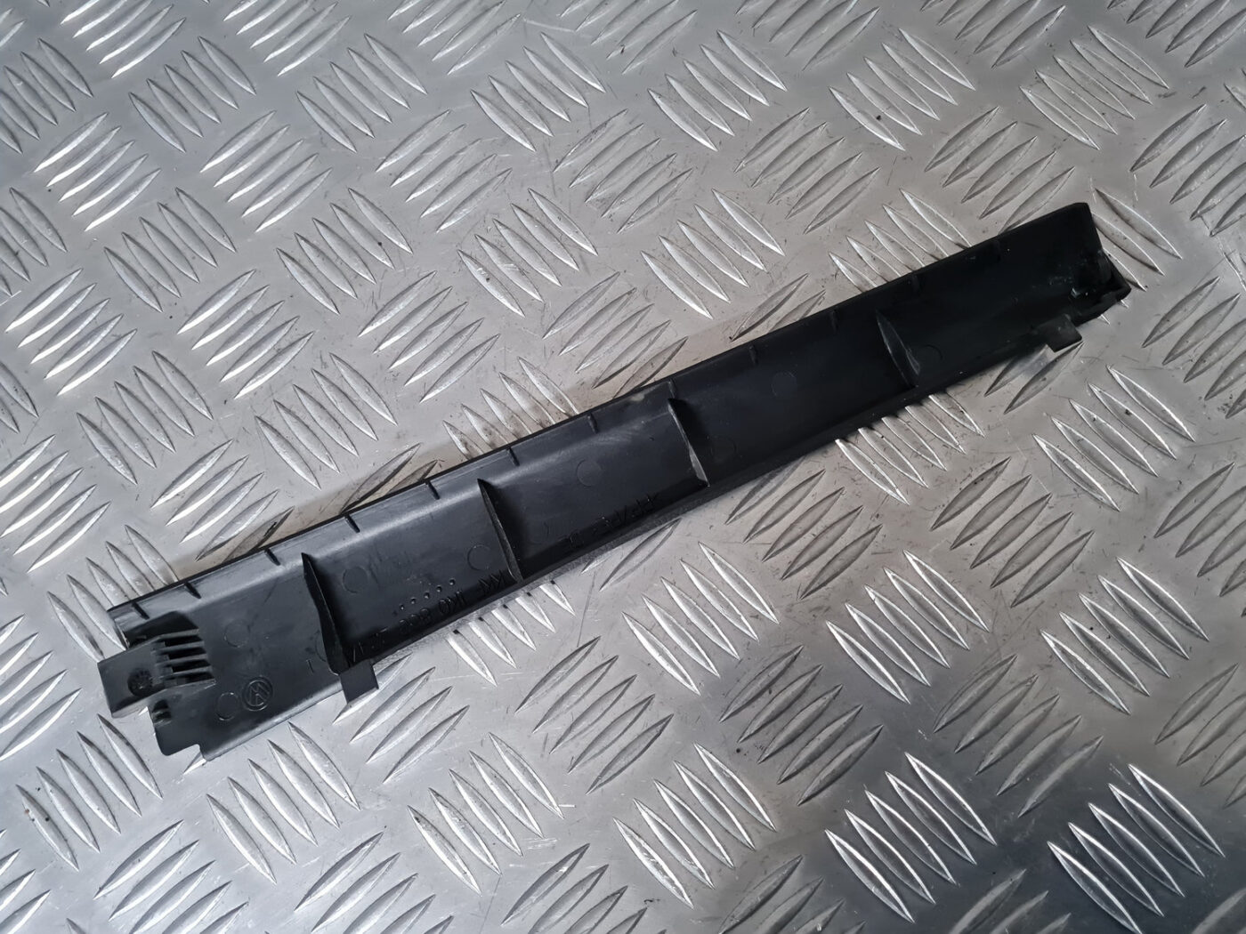 Sliekšņa priekšēja laba uzlika (salonā) priekš VW GOLF 6 2011 6 Sliekšņa priekšēja laba uzlika (salonā) priekš VW GOLF 6 2011