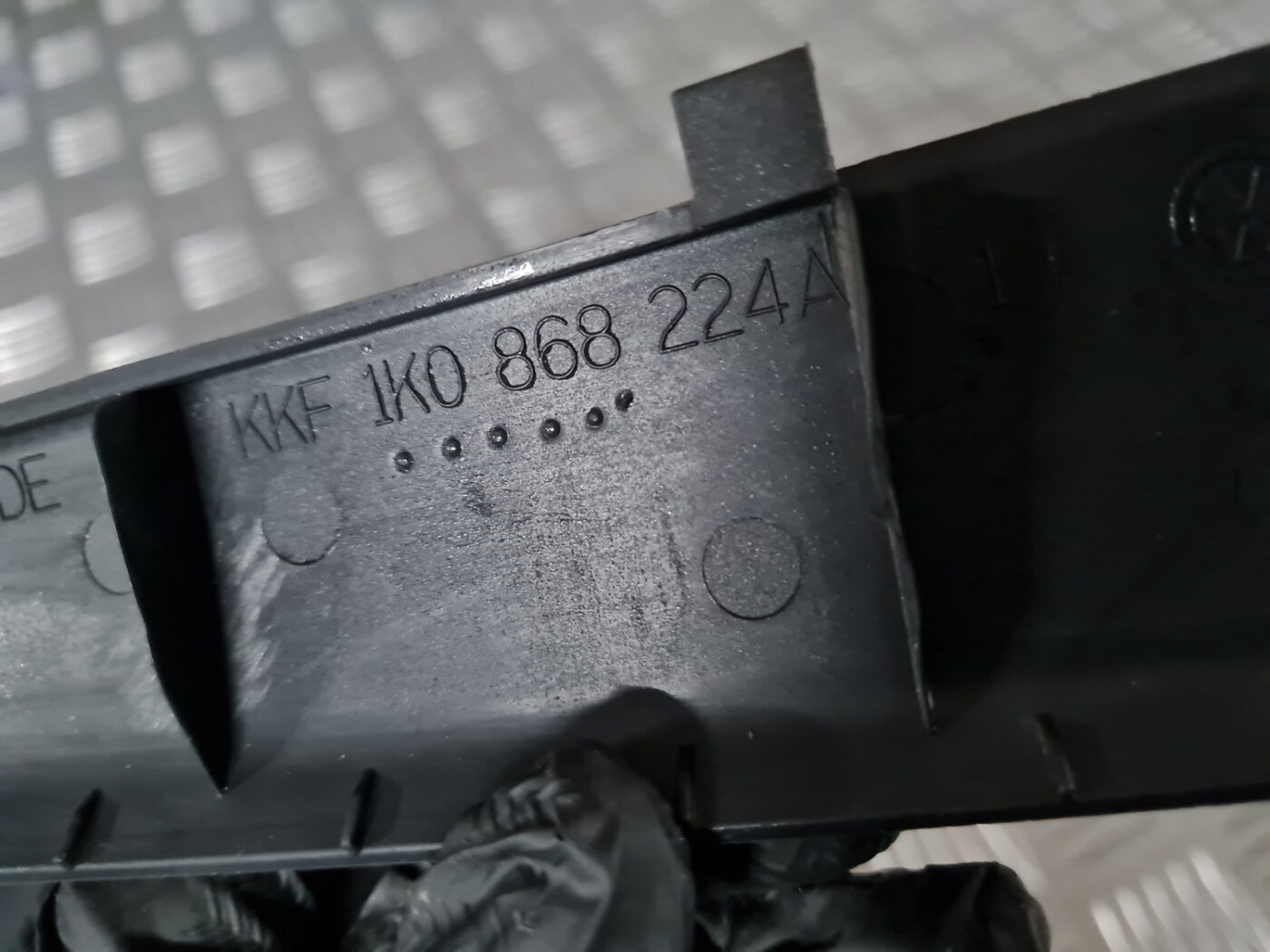 Sliekšņa priekšēja laba uzlika (salonā) priekš VW GOLF 6 2011 3 Sliekšņa priekšēja laba uzlika (salonā) priekš VW GOLF 6 2011