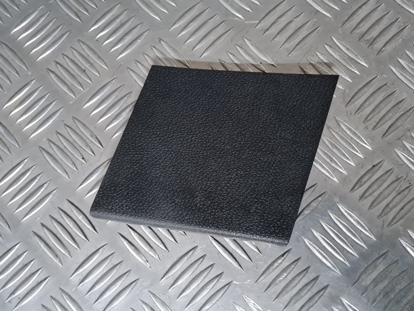 Bagāžnieka nodalījuma apdares vāciņš priekš VW GOLF 6 2011 2 Bagāžnieka nodalījuma apdares vāciņš priekš VW GOLF 6 2011