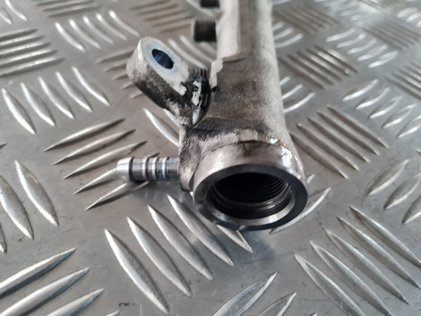 Degvielas sadales caurule priekš VW GOLF 6 2011 4 Degvielas sadales caurule priekš VW GOLF 6 2011