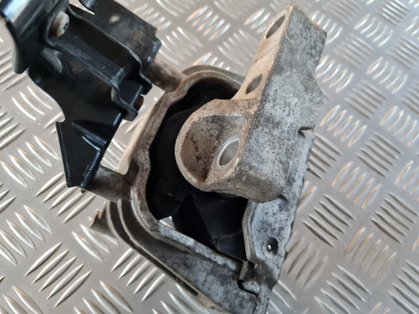 Dzinēja spilvens priekš VW GOLF 6 2011 2 Dzinēja spilvens priekš VW GOLF 6 2011