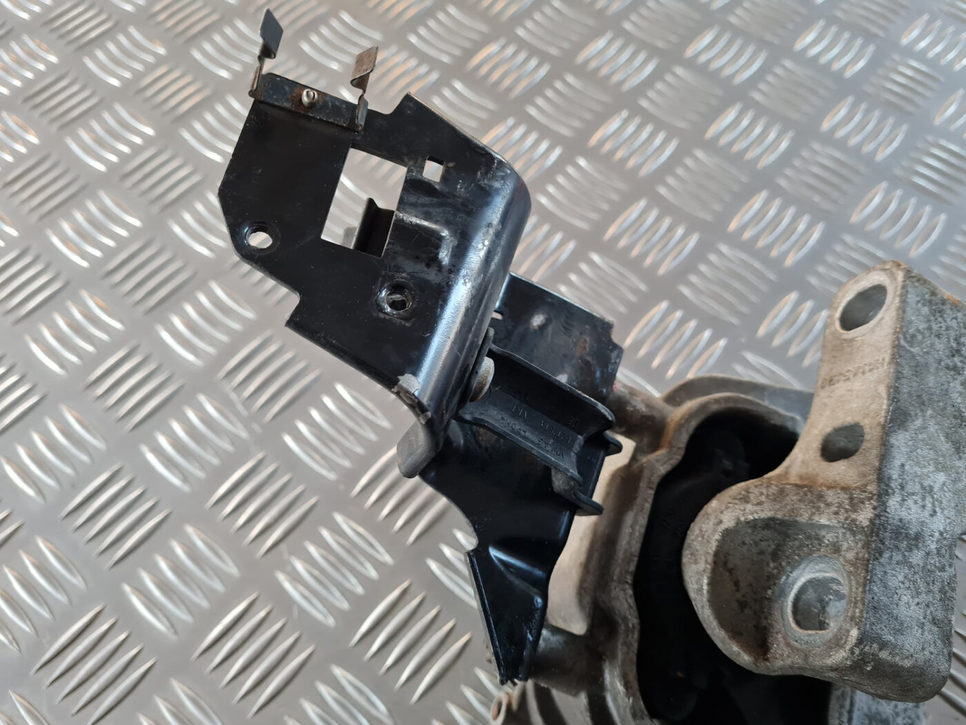 Dzinēja spilvens priekš VW GOLF 6 2011 8 Dzinēja spilvens priekš VW GOLF 6 2011