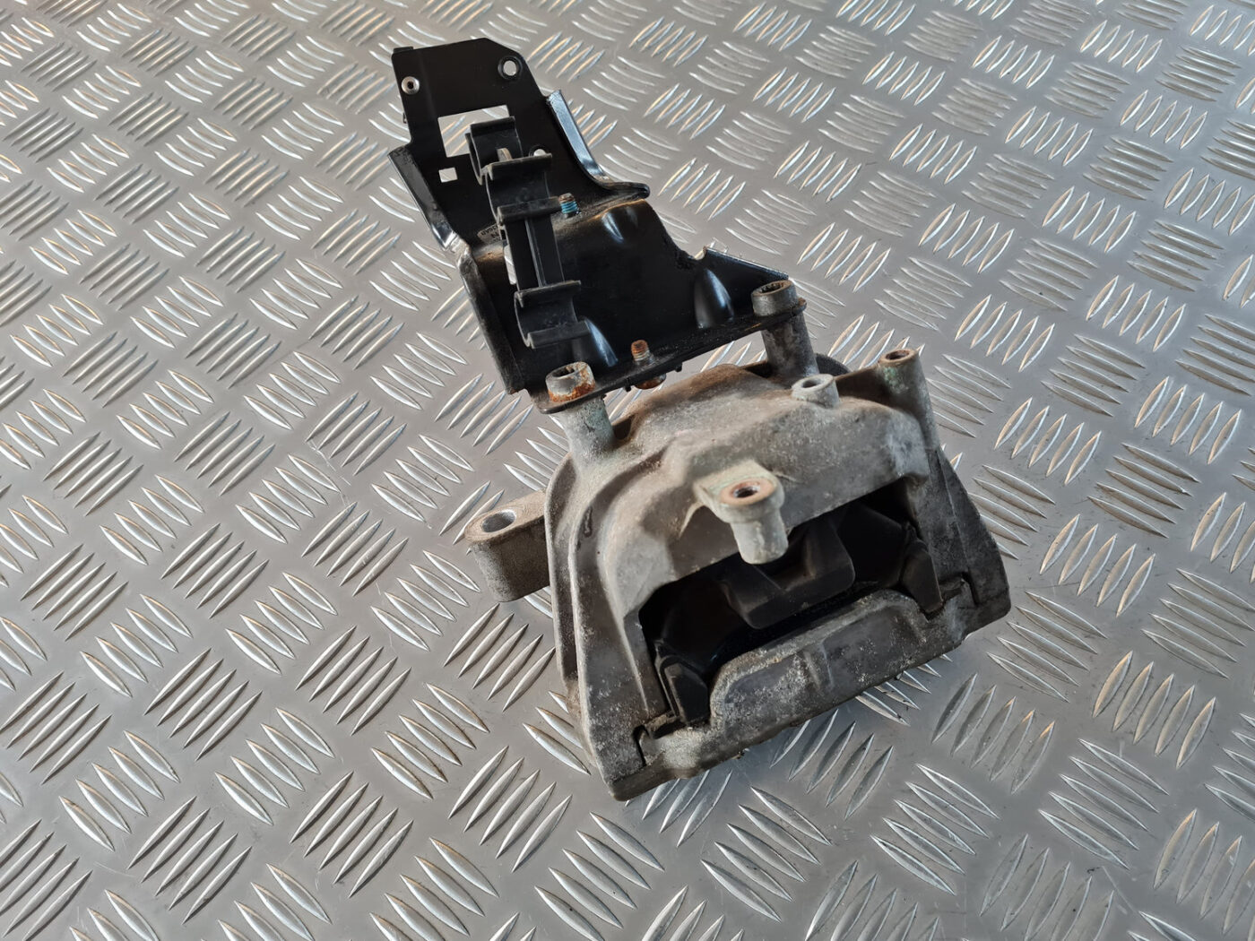 Dzinēja spilvens priekš VW GOLF 6 2011 7 Dzinēja spilvens priekš VW GOLF 6 2011