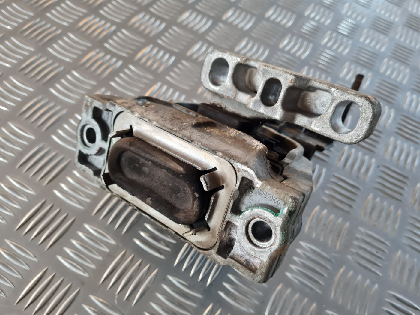 Dzinēja spilvens priekš VW GOLF 6 2011 6 Dzinēja spilvens priekš VW GOLF 6 2011