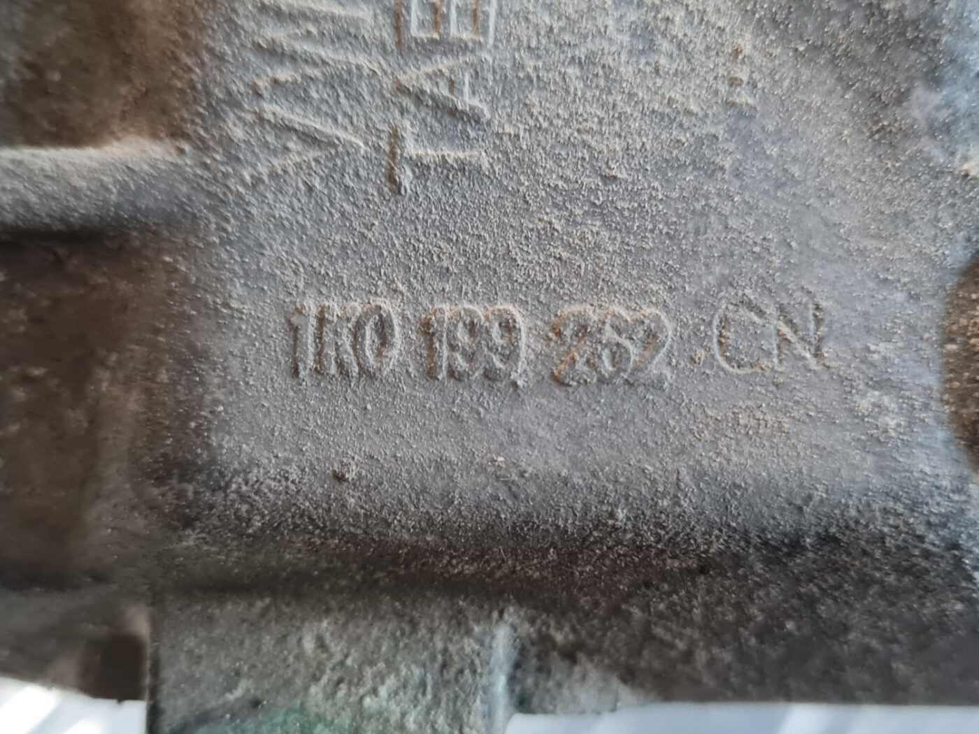 Dzinēja spilvens priekš VW GOLF 6 2011 3 Dzinēja spilvens priekš VW GOLF 6 2011