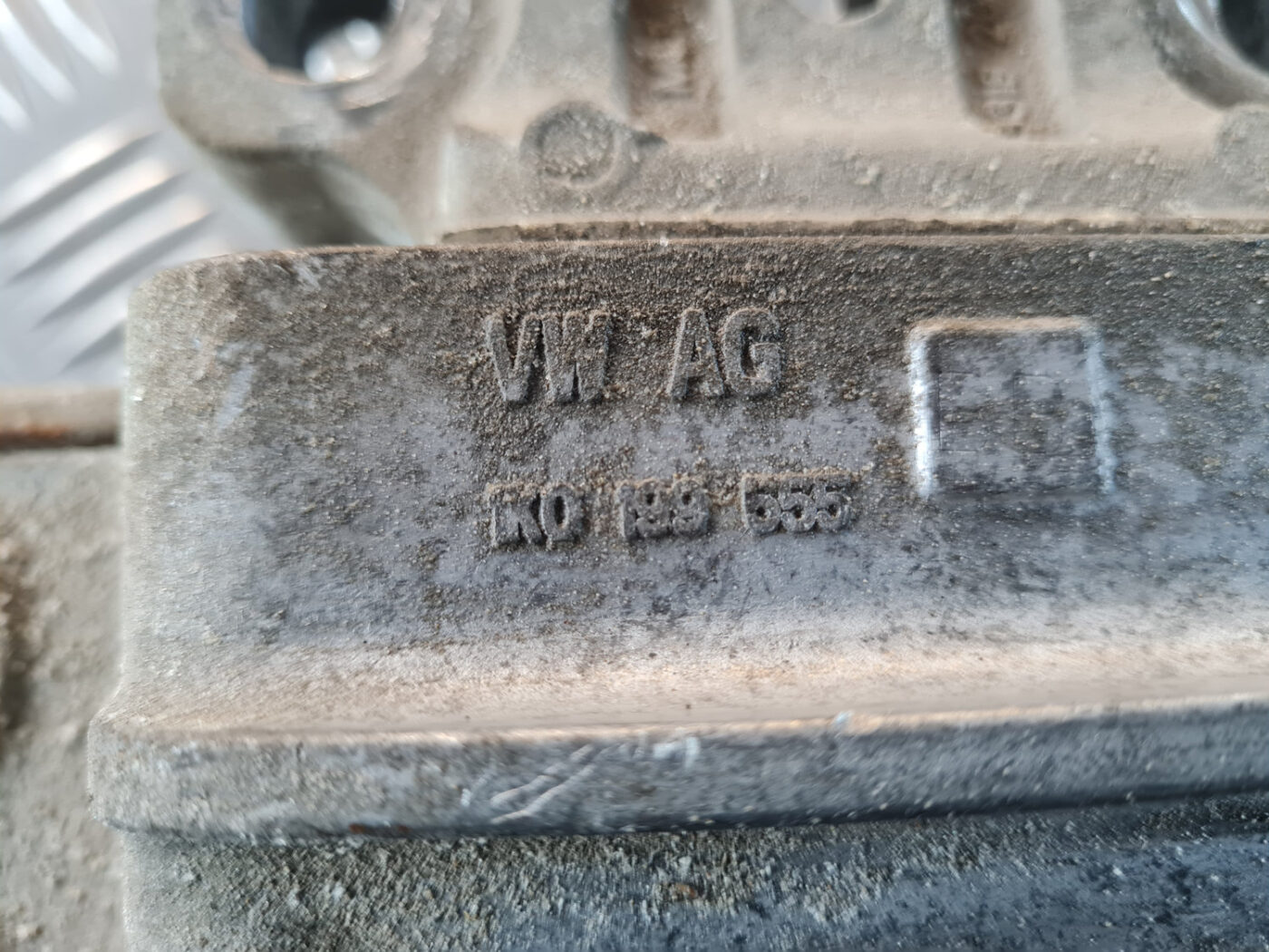 Dzinēja spilvens priekš VW GOLF 6 2011 4 Dzinēja spilvens priekš VW GOLF 6 2011