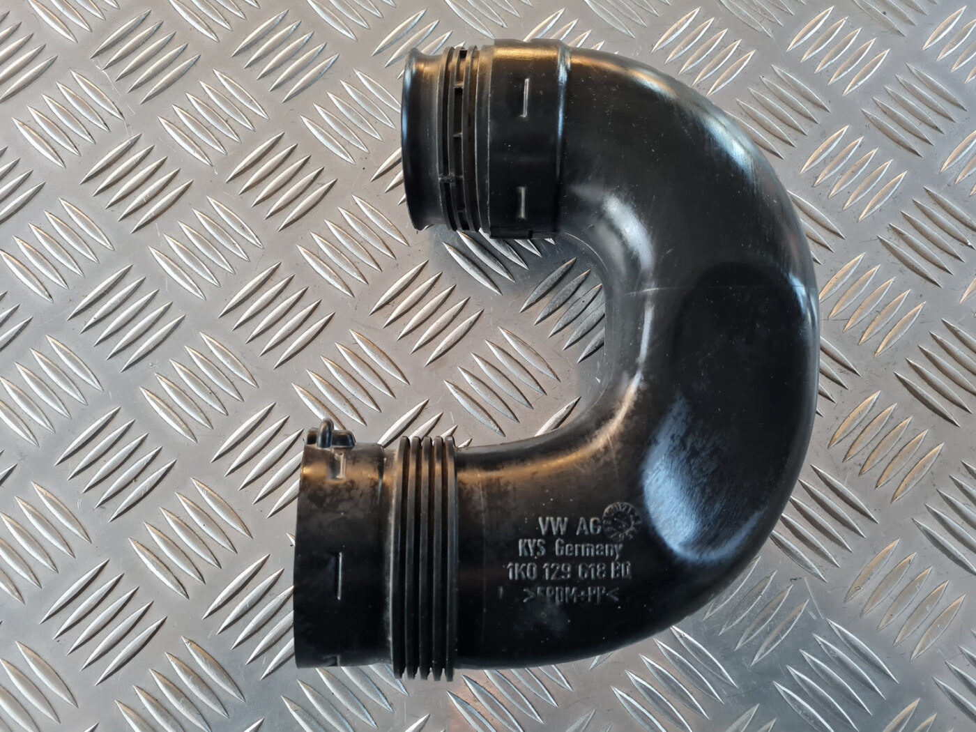 Gaisa filtra korpusa caurule priekš VW GOLF 6 2011 2 Gaisa filtra korpusa caurule priekš VW GOLF 6 2011