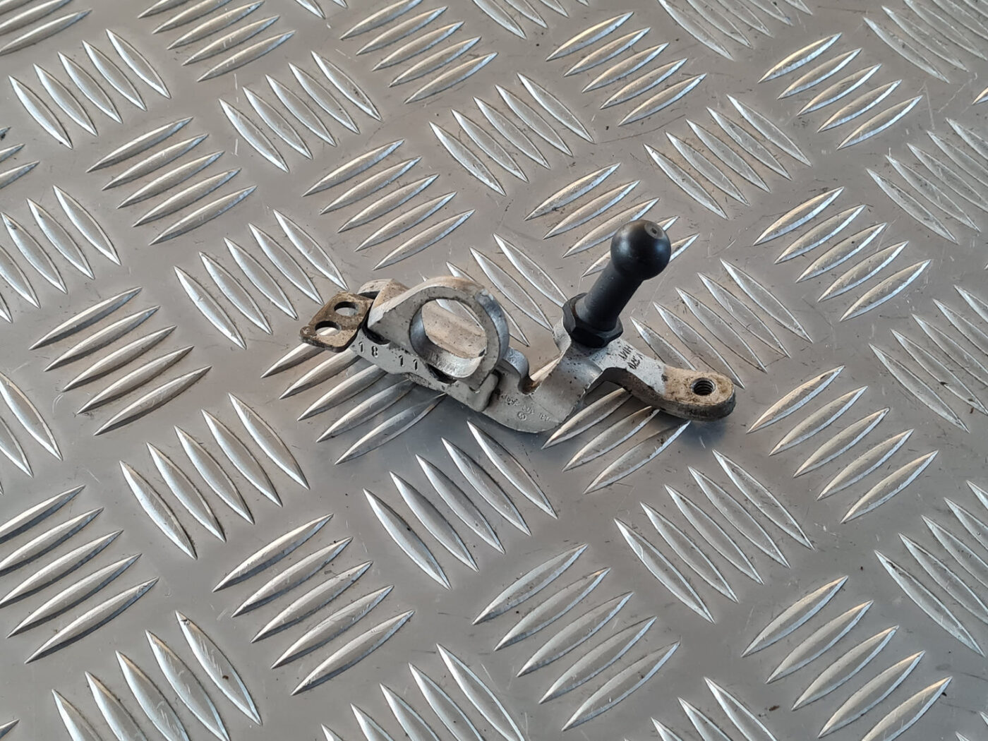 Degvielas caurules stiprinājums priekš VW GOLF 6 2011 1 Degvielas caurules stiprinājums priekš VW GOLF 6 2011