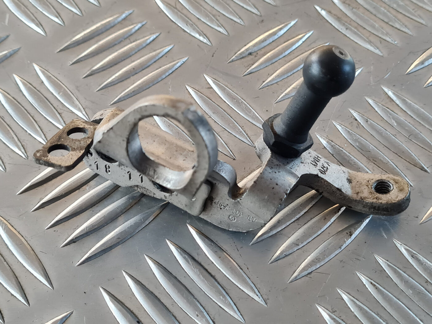 Degvielas caurules stiprinājums priekš VW GOLF 6 2011 2 Degvielas caurules stiprinājums priekš VW GOLF 6 2011