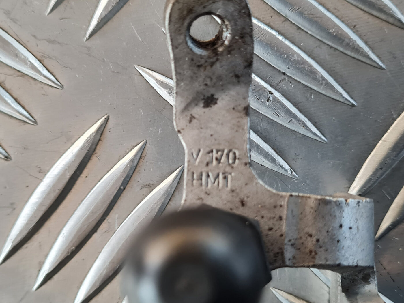 Degvielas caurules stiprinājums priekš VW GOLF 6 2011 6 Degvielas caurules stiprinājums priekš VW GOLF 6 2011