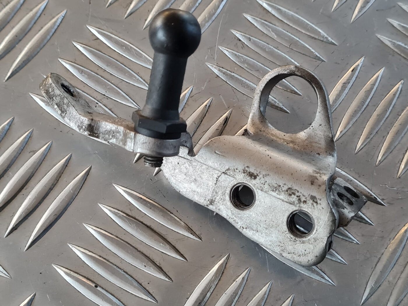 Degvielas caurules stiprinājums priekš VW GOLF 6 2011 5 Degvielas caurules stiprinājums priekš VW GOLF 6 2011