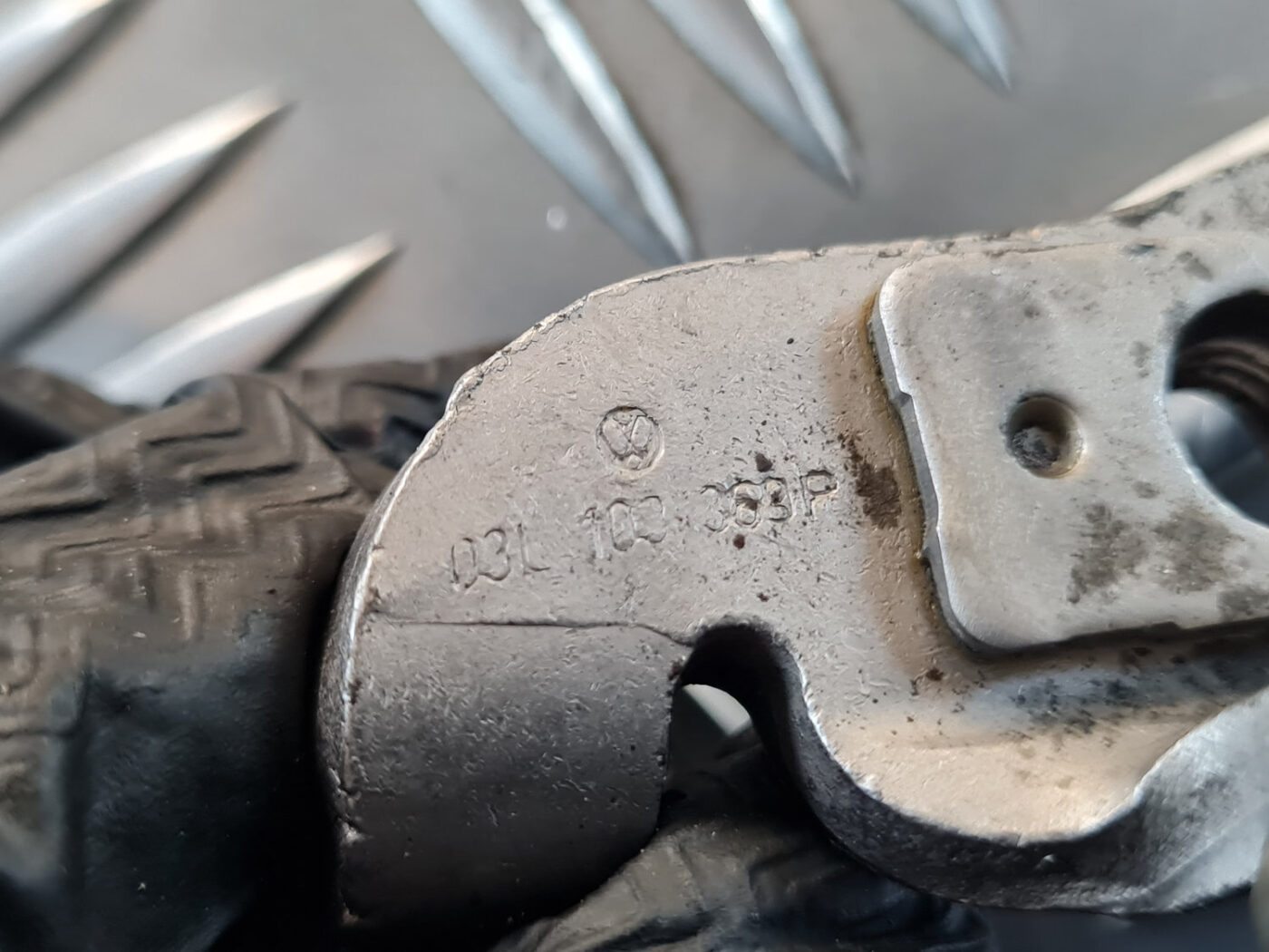 Degvielas caurules stiprinājums priekš VW GOLF 6 2011 4 Degvielas caurules stiprinājums priekš VW GOLF 6 2011