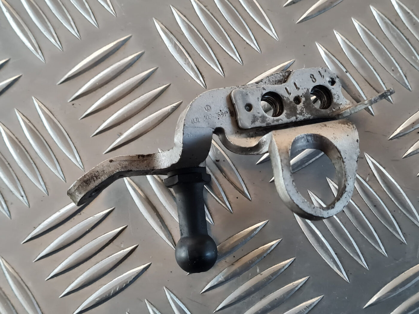 Degvielas caurules stiprinājums priekš VW GOLF 6 2011 3 Degvielas caurules stiprinājums priekš VW GOLF 6 2011