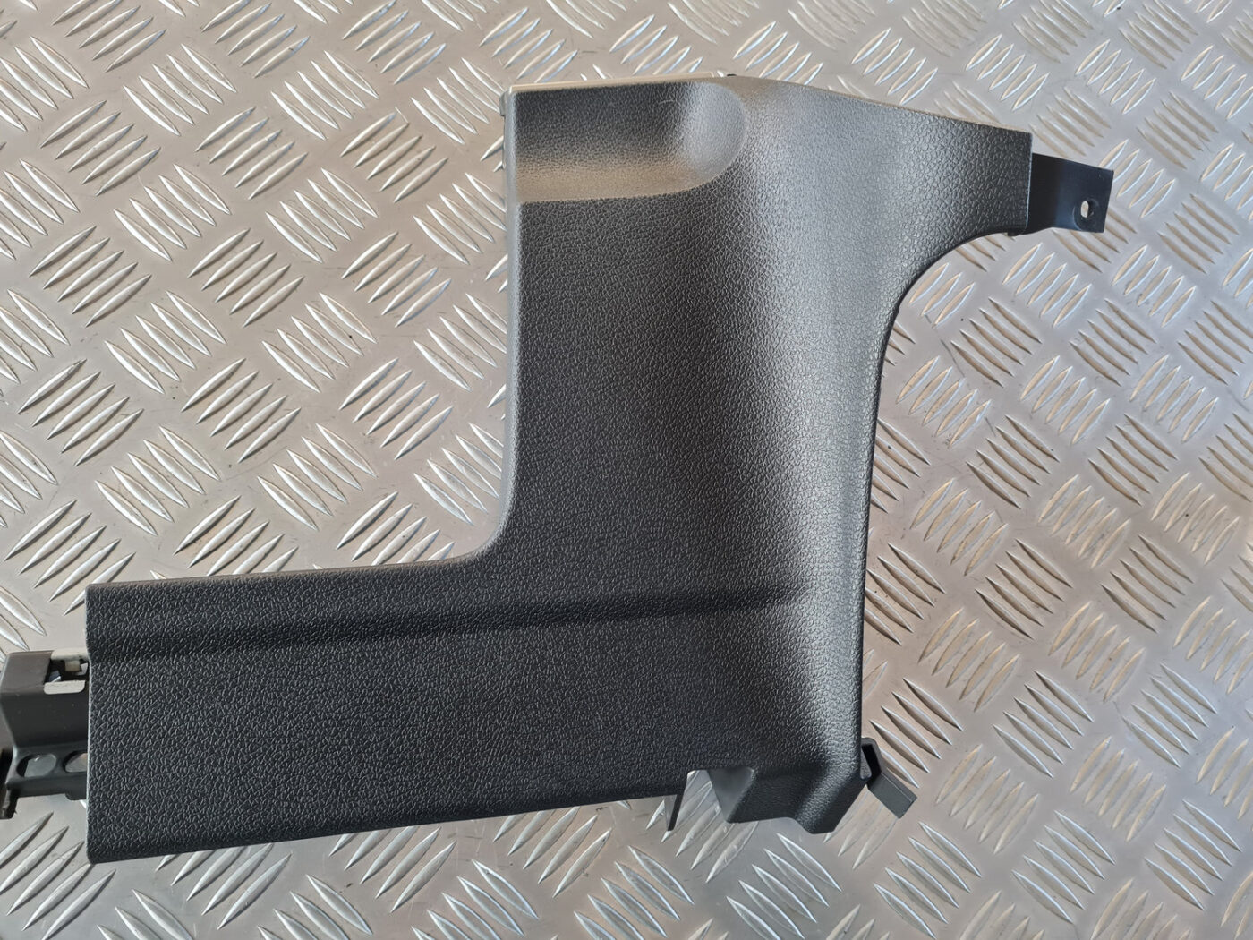 Mērinstrumentu paneļa apakšēja apdare priekš VW GOLF 6 2011 2 Mērinstrumentu paneļa apakšēja apdare priekš VW GOLF 6 2011