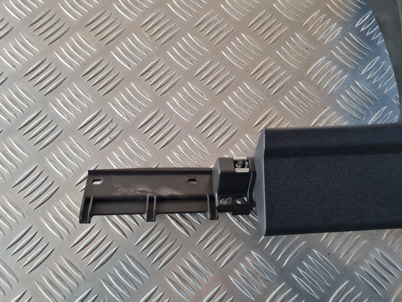 Mērinstrumentu paneļa apakšēja apdare priekš VW GOLF 6 2011 9 Mērinstrumentu paneļa apakšēja apdare priekš VW GOLF 6 2011