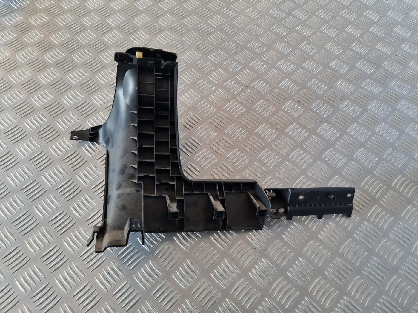 Mērinstrumentu paneļa apakšēja apdare priekš VW GOLF 6 2011 8 Mērinstrumentu paneļa apakšēja apdare priekš VW GOLF 6 2011