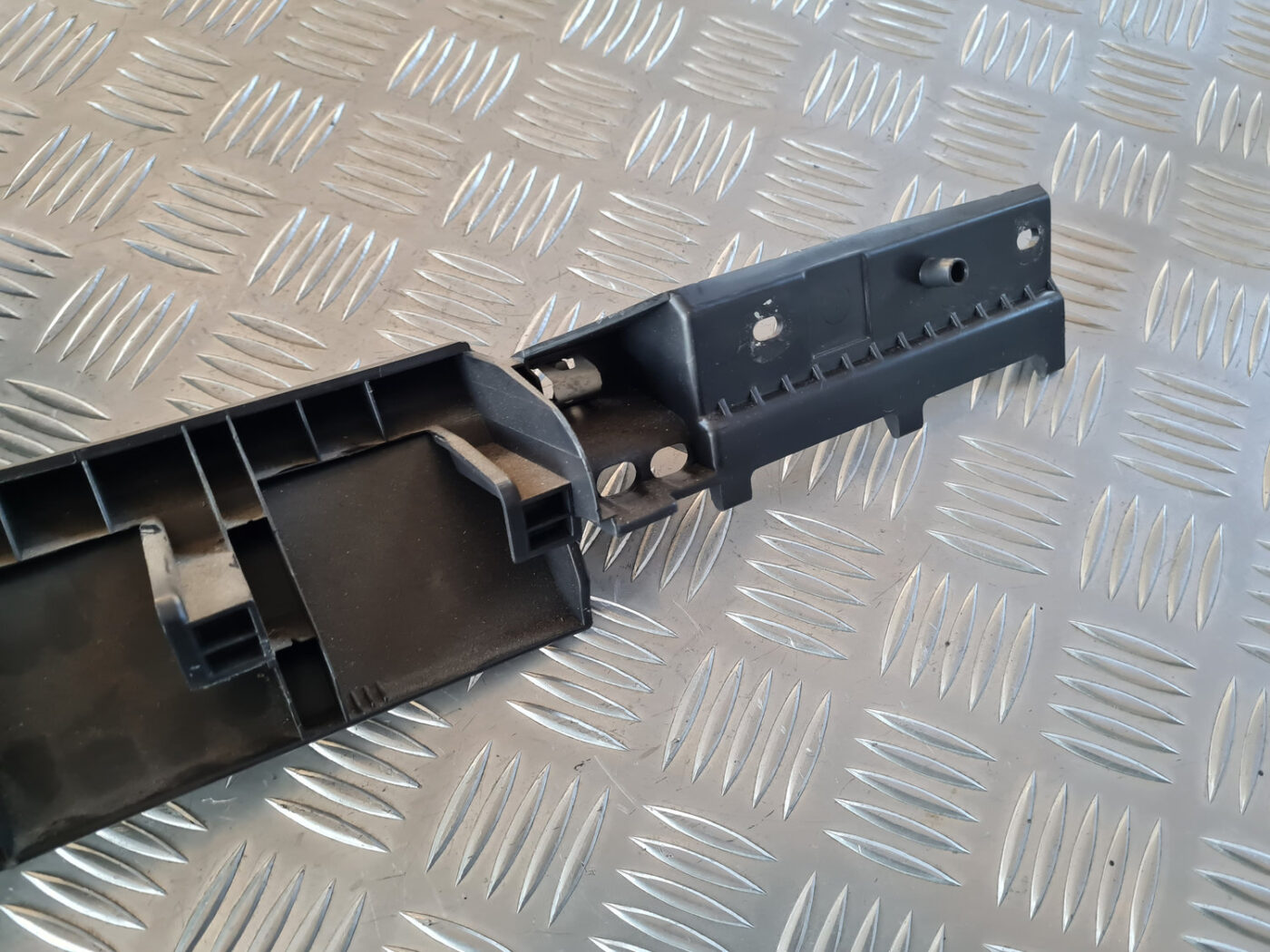 Mērinstrumentu paneļa apakšēja apdare priekš VW GOLF 6 2011 7 Mērinstrumentu paneļa apakšēja apdare priekš VW GOLF 6 2011