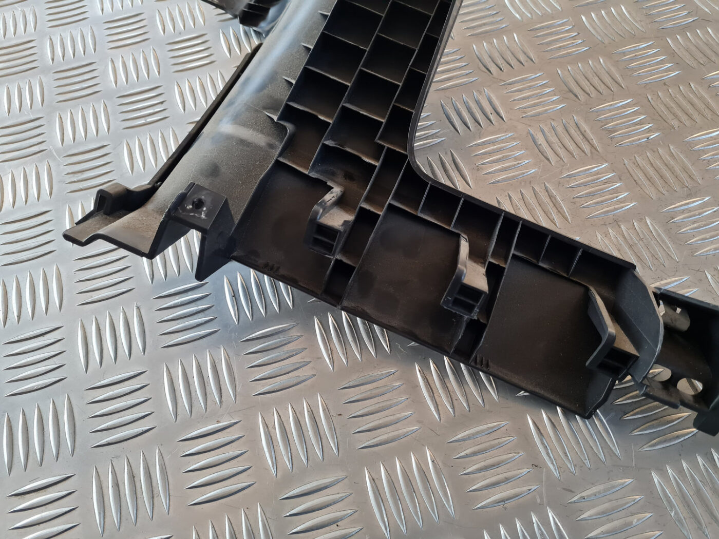 Mērinstrumentu paneļa apakšēja apdare priekš VW GOLF 6 2011 6 Mērinstrumentu paneļa apakšēja apdare priekš VW GOLF 6 2011