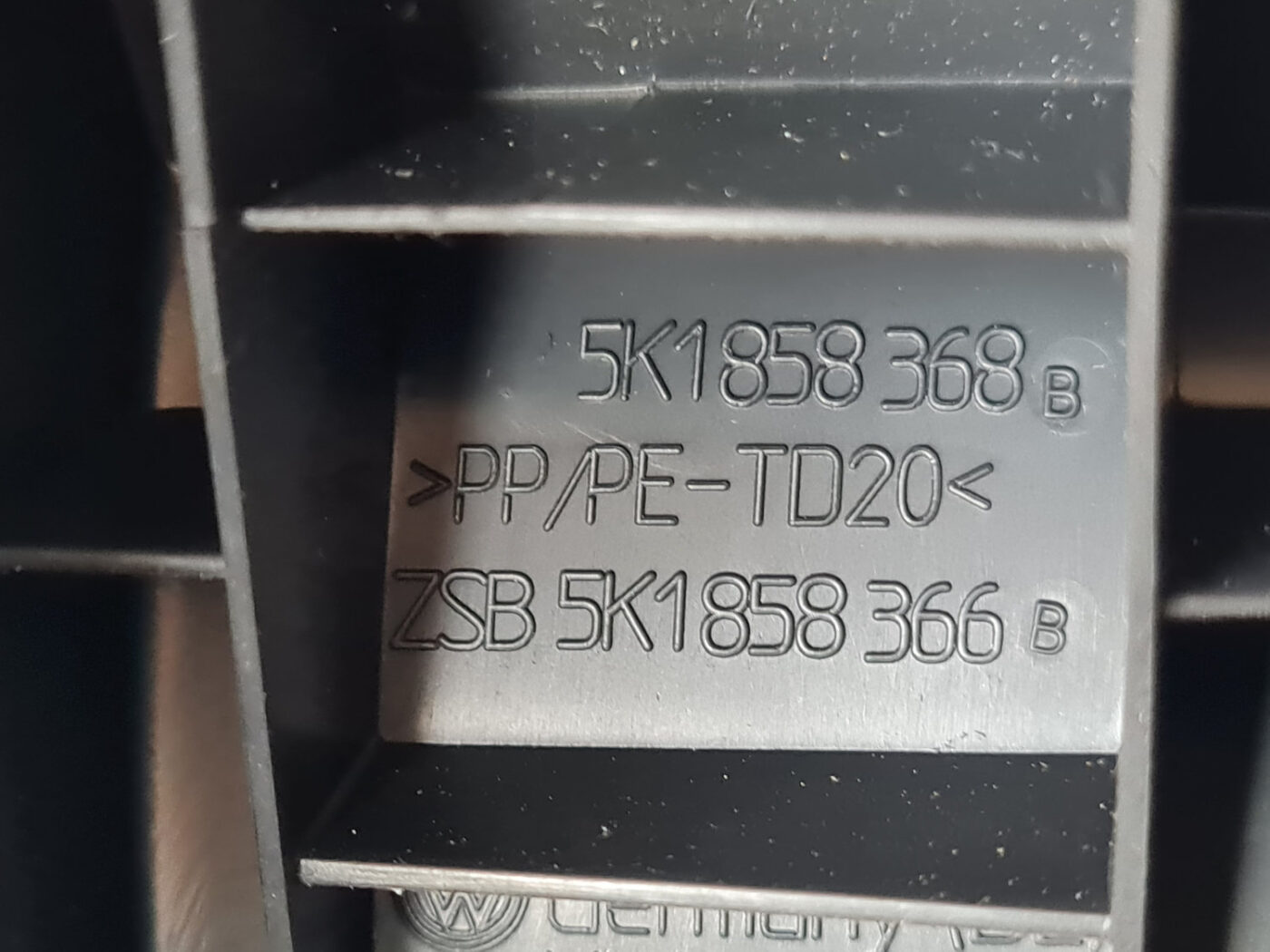 Mērinstrumentu paneļa apakšēja apdare priekš VW GOLF 6 2011 4 Mērinstrumentu paneļa apakšēja apdare priekš VW GOLF 6 2011