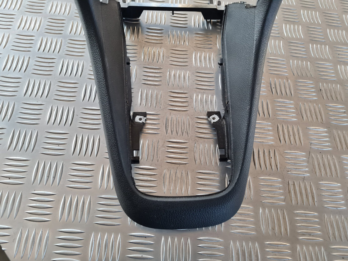 Centrālās konsoles (apdares) sānu panelis priekš VW GOLF 6 2011 2 Centrālās konsoles (apdares) sānu panelis priekš VW GOLF 6 2011