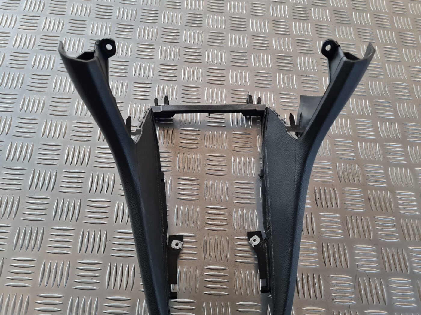 Centrālās konsoles (apdares) sānu panelis priekš VW GOLF 6 2011 8 Centrālās konsoles (apdares) sānu panelis priekš VW GOLF 6 2011