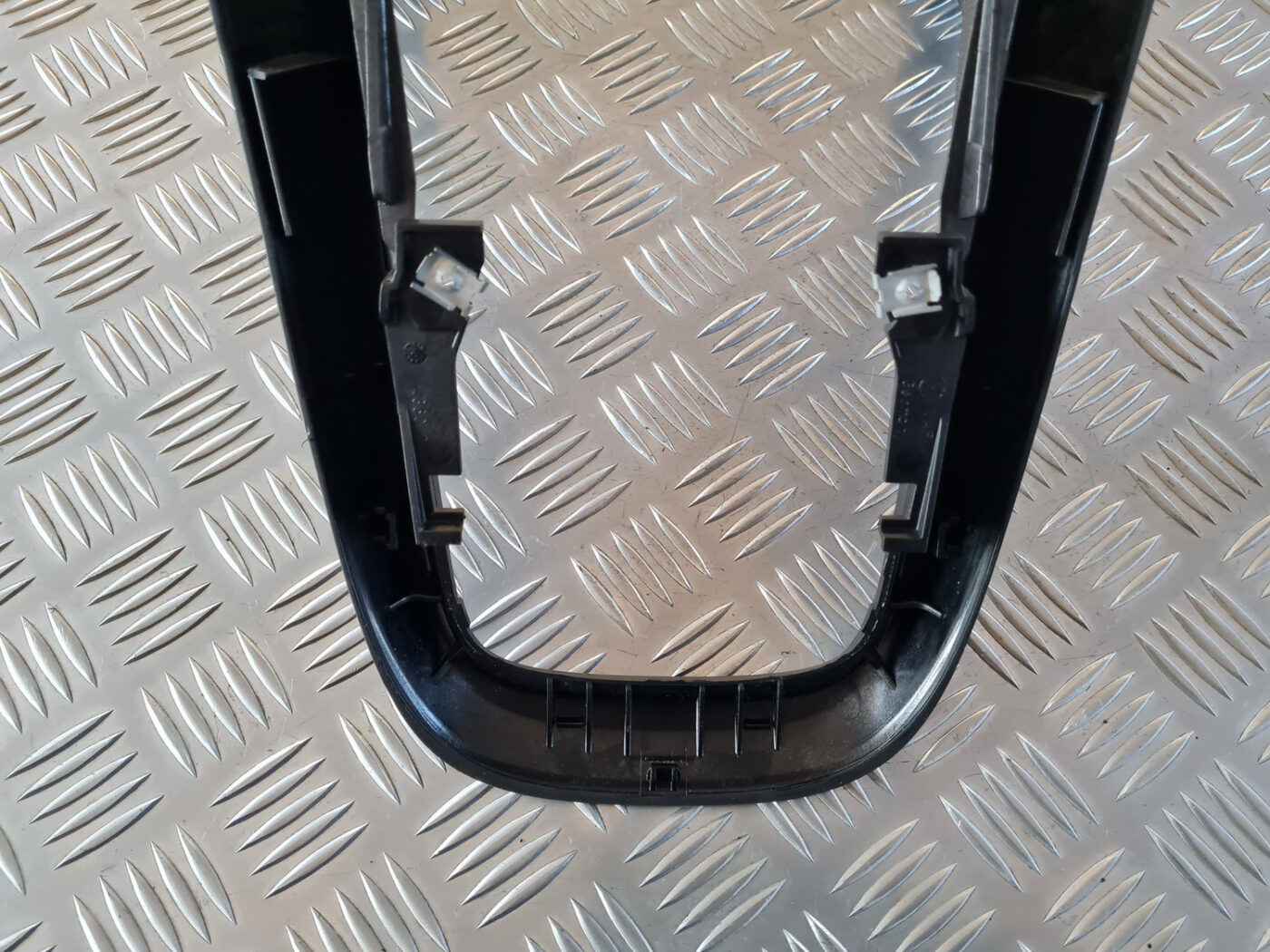 Centrālās konsoles (apdares) sānu panelis priekš VW GOLF 6 2011 6 Centrālās konsoles (apdares) sānu panelis priekš VW GOLF 6 2011