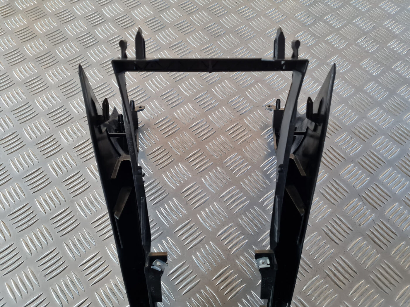 Centrālās konsoles (apdares) sānu panelis priekš VW GOLF 6 2011 5 Centrālās konsoles (apdares) sānu panelis priekš VW GOLF 6 2011