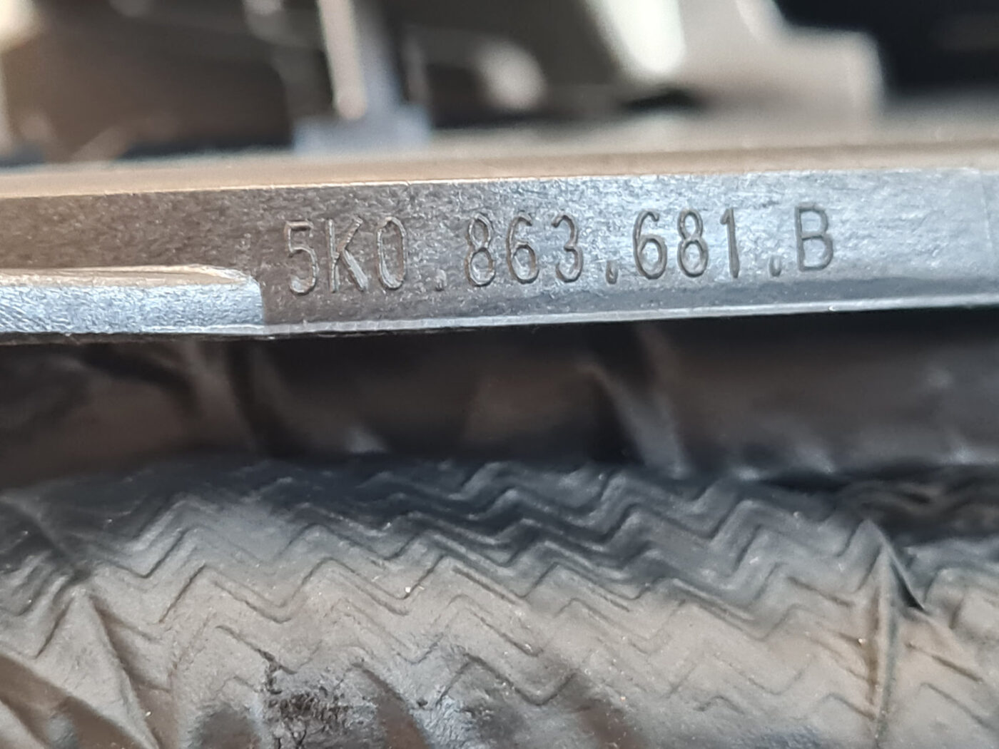 Centrālās konsoles (apdares) sānu panelis priekš VW GOLF 6 2011 3 Centrālās konsoles (apdares) sānu panelis priekš VW GOLF 6 2011