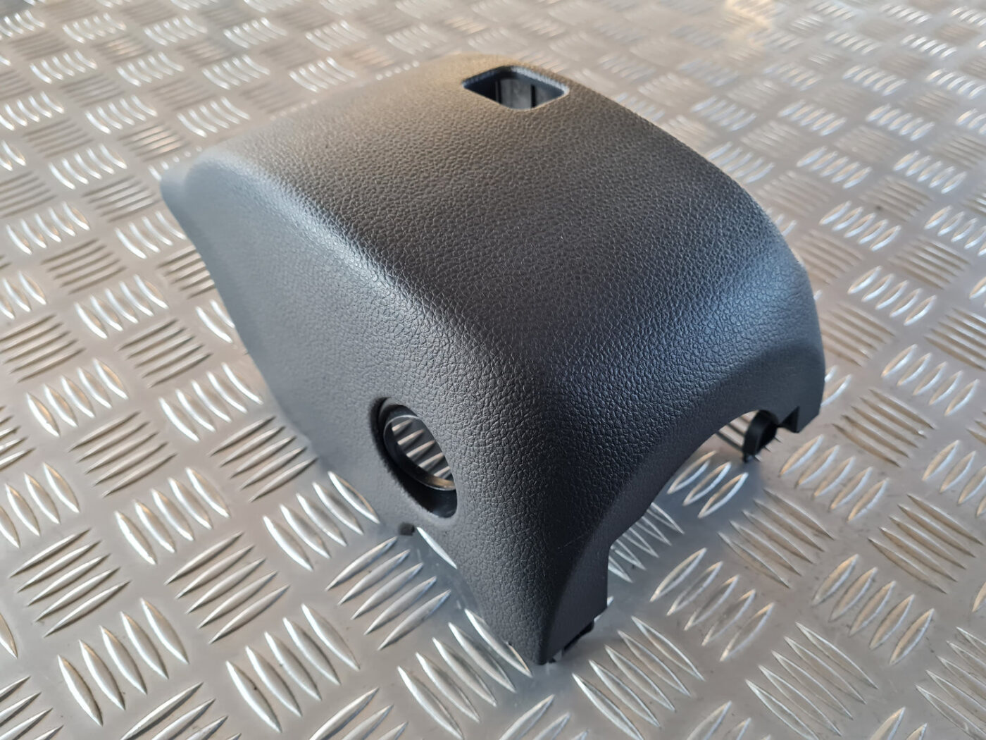 Stūres statnes putekļu aizsargs (salonā) priekš VW GOLF 6 2011 2 Stūres statnes putekļu aizsargs (salonā) priekš VW GOLF 6 2011