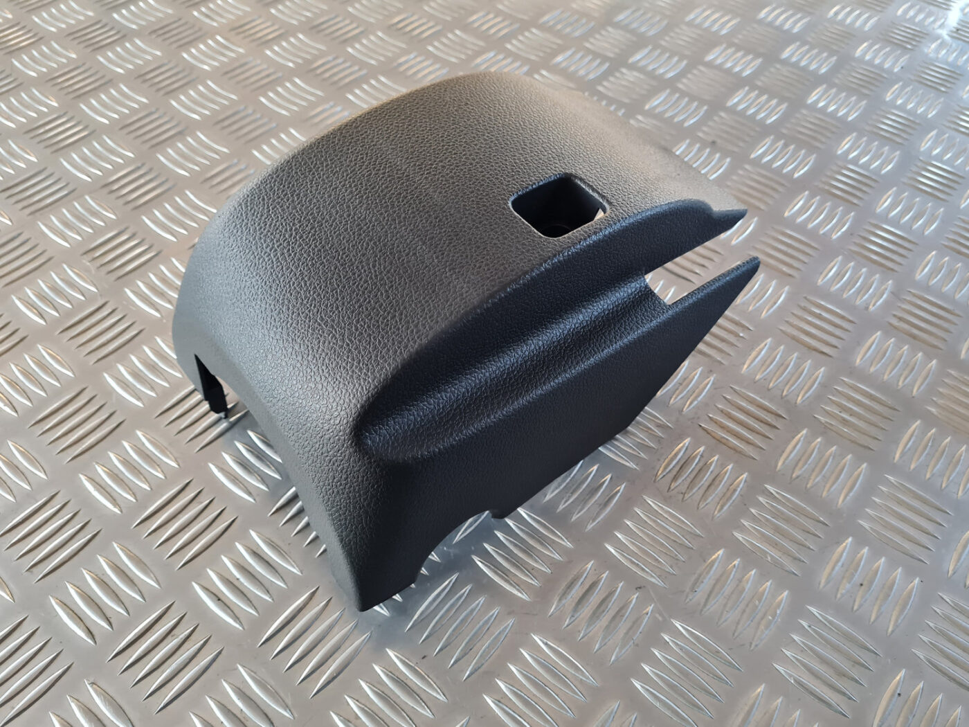 Stūres statnes putekļu aizsargs (salonā) priekš VW GOLF 6 2011 7 Stūres statnes putekļu aizsargs (salonā) priekš VW GOLF 6 2011