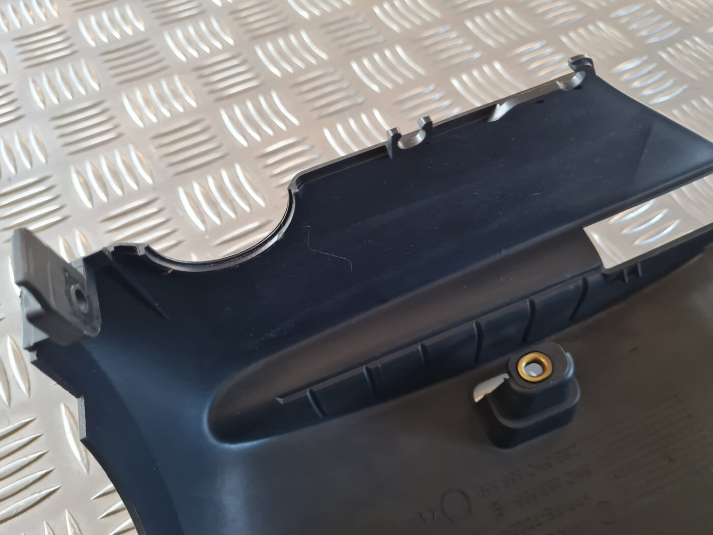 Stūres statnes putekļu aizsargs (salonā) priekš VW GOLF 6 2011 5 Stūres statnes putekļu aizsargs (salonā) priekš VW GOLF 6 2011