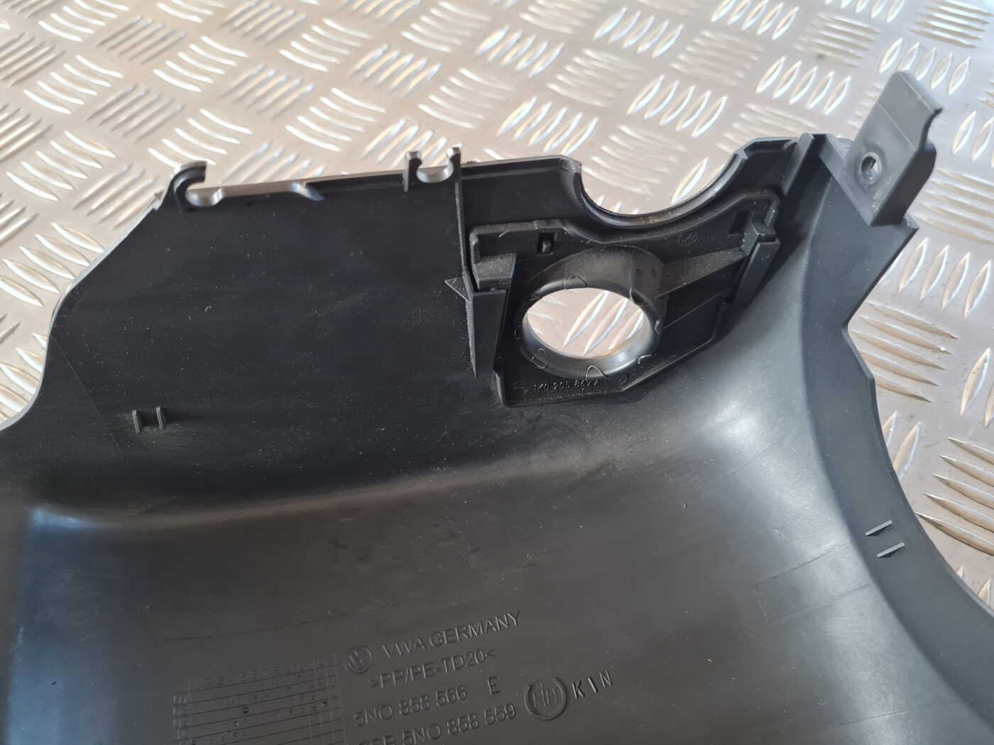 Stūres statnes putekļu aizsargs (salonā) priekš VW GOLF 6 2011 4 Stūres statnes putekļu aizsargs (salonā) priekš VW GOLF 6 2011