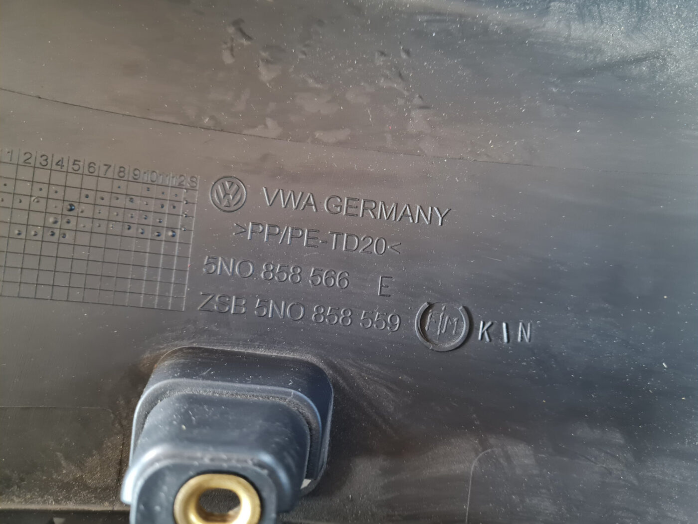 Stūres statnes putekļu aizsargs (salonā) priekš VW GOLF 6 2011 3 Stūres statnes putekļu aizsargs (salonā) priekš VW GOLF 6 2011