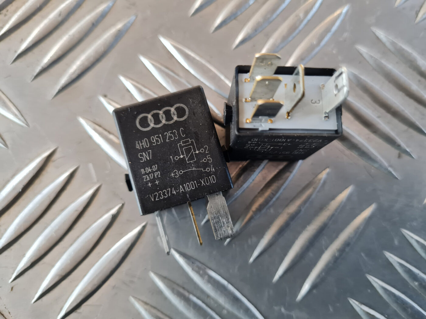 Drošinātāju releja priekš VW GOLF 6 2011 2 Drošinātāju releja priekš VW GOLF 6 2011