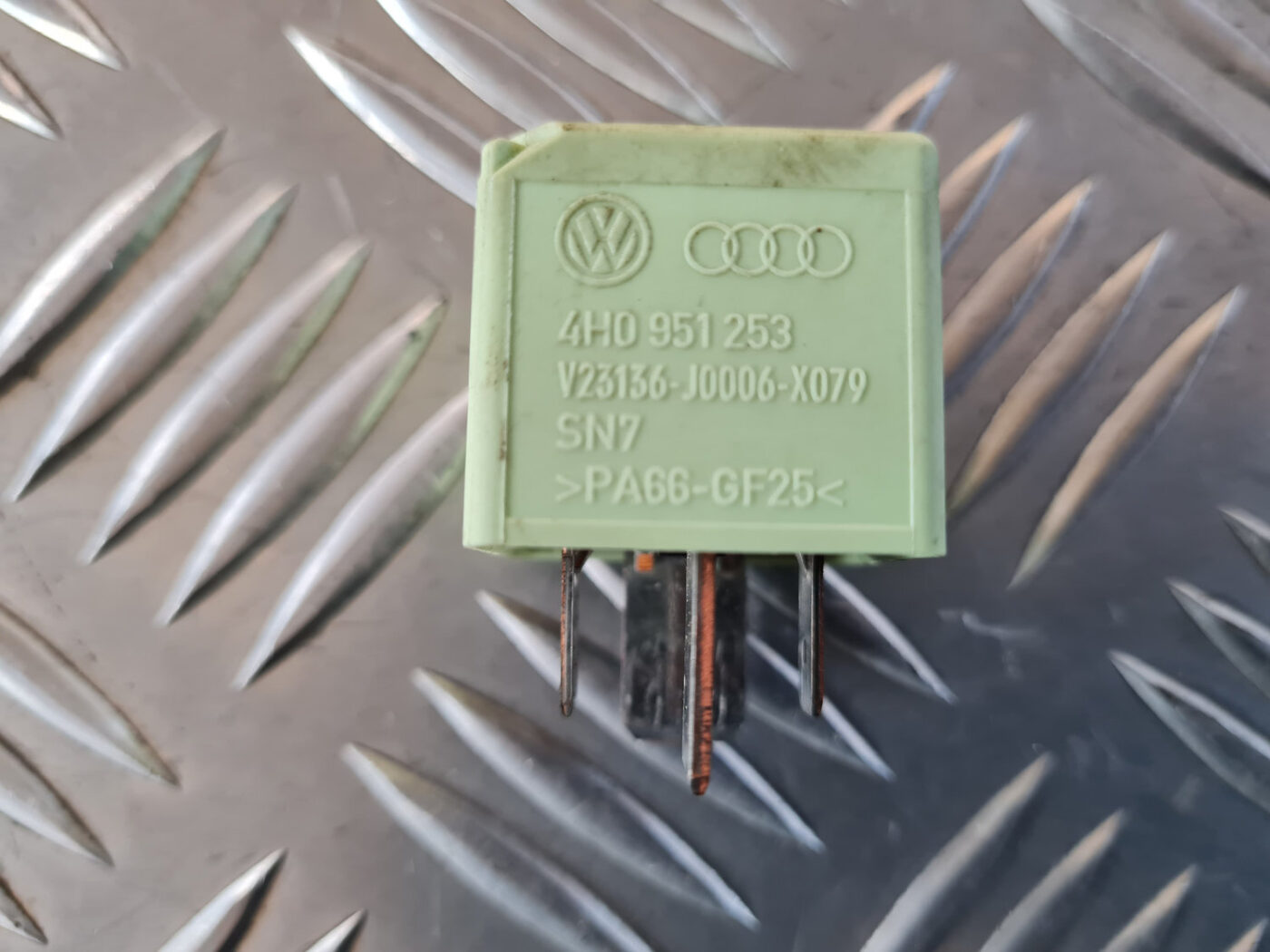 Drošinātāju releja priekš VW GOLF 6 2011 2 Drošinātāju releja priekš VW GOLF 6 2011