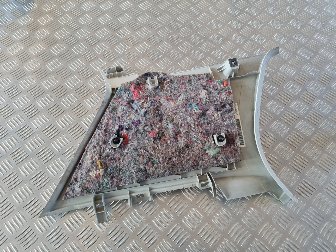 Bagažnieka nodalījuma statnes apdare priekš VW GOLF 6 2011 2 Bagažnieka nodalījuma statnes apdare priekš VW GOLF 6 2011