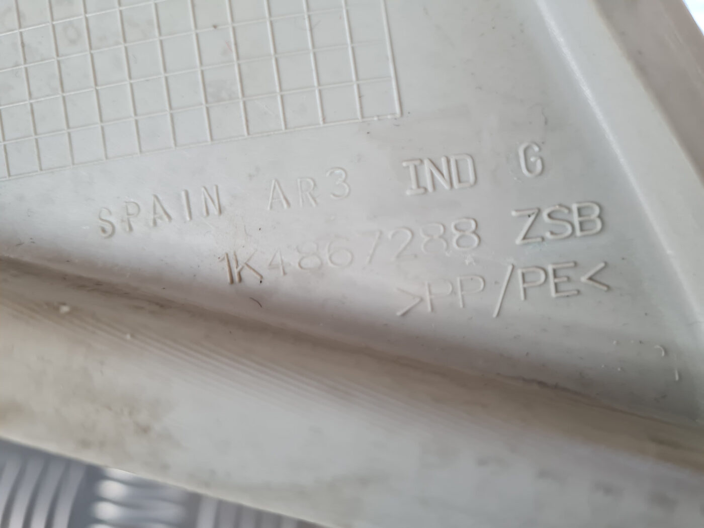 Bagažnieka nodalījuma statnes apdare priekš VW GOLF 6 2011 3 Bagažnieka nodalījuma statnes apdare priekš VW GOLF 6 2011