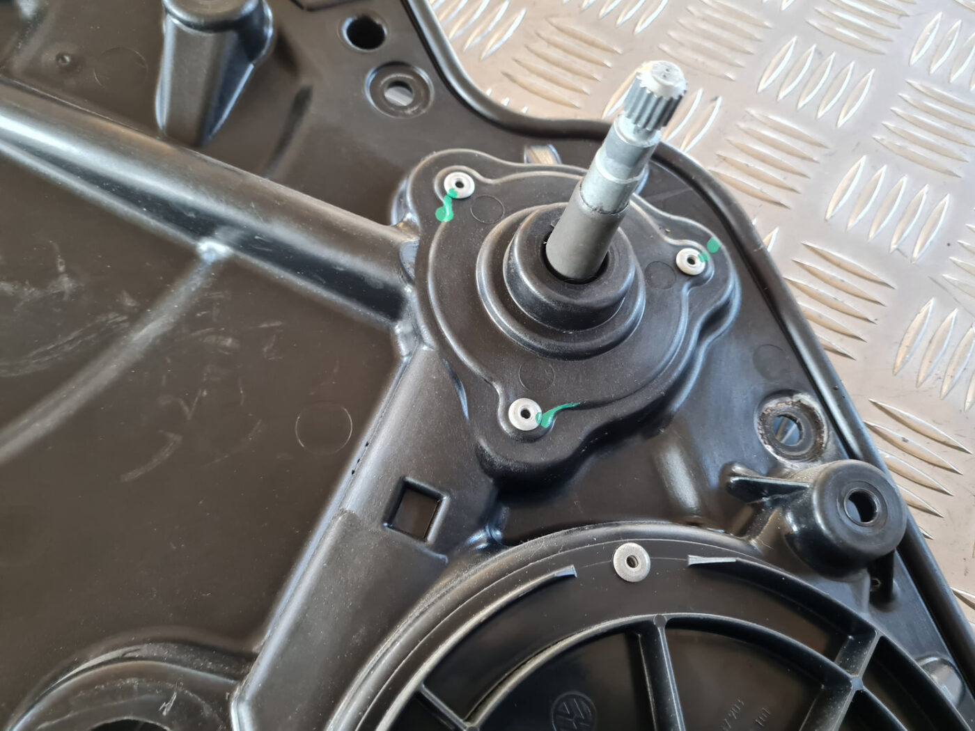 Stikla pacelšanas mehānisma panele priekš VW GOLF 6 2011 6 Stikla pacelšanas mehānisma panele priekš VW GOLF 6 2011