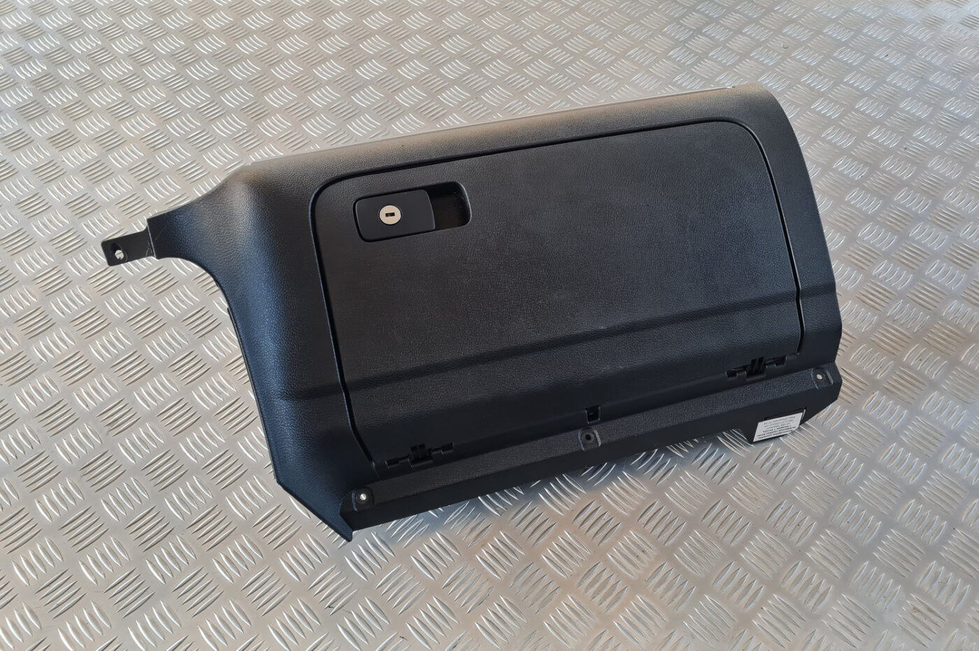 Mantu glabāšanas nodalījums pasažiera pusē priekš VW GOLF 6 2011