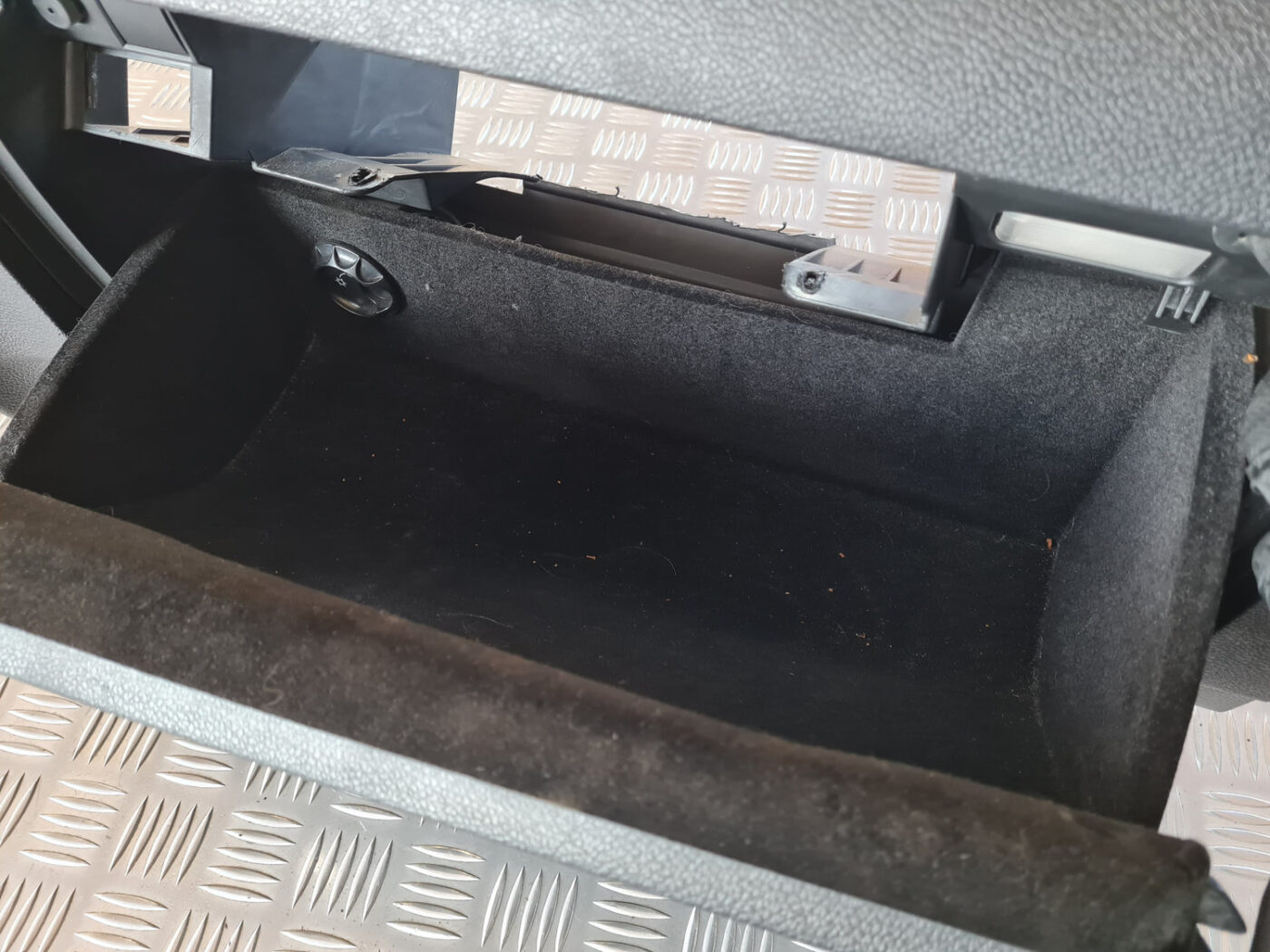 Mantu glabāšanas nodalījums pasažiera pusē priekš VW GOLF 6 2011