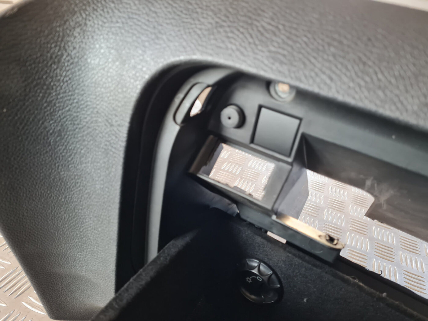 Mantu glabāšanas nodalījums pasažiera pusē priekš VW GOLF 6 2011