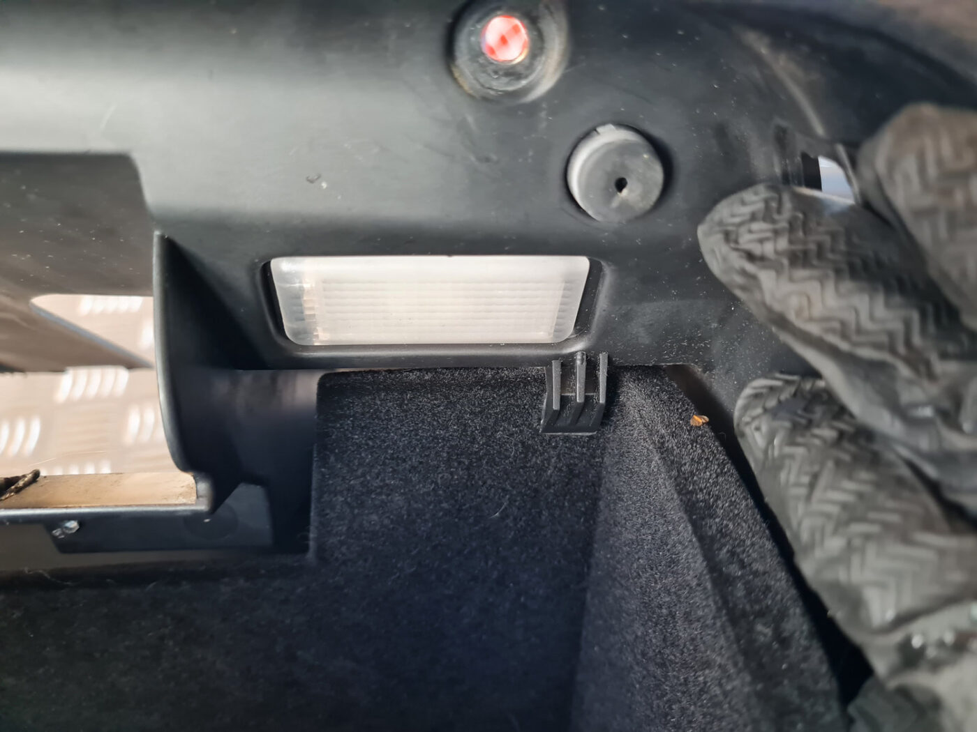 Mantu glabāšanas nodalījums pasažiera pusē priekš VW GOLF 6 2011