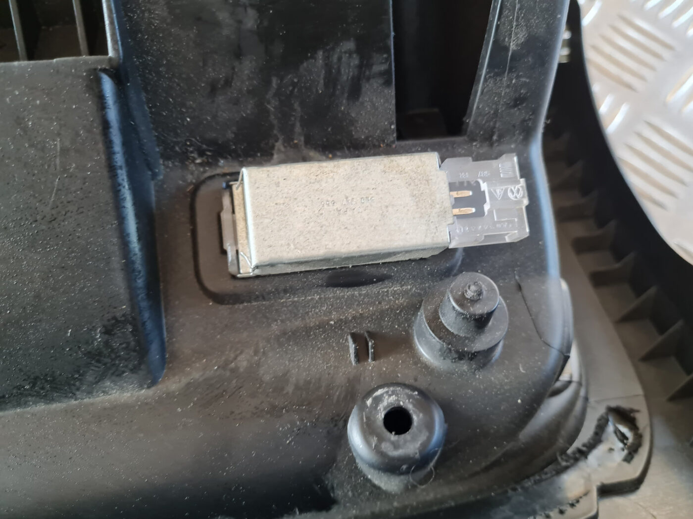 Mantu glabāšanas nodalījums pasažiera pusē priekš VW GOLF 6 2011