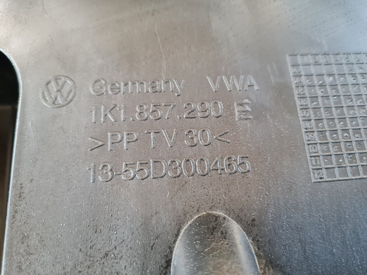 Mantu glabāšanas nodalījums pasažiera pusē priekš VW GOLF 6 2011