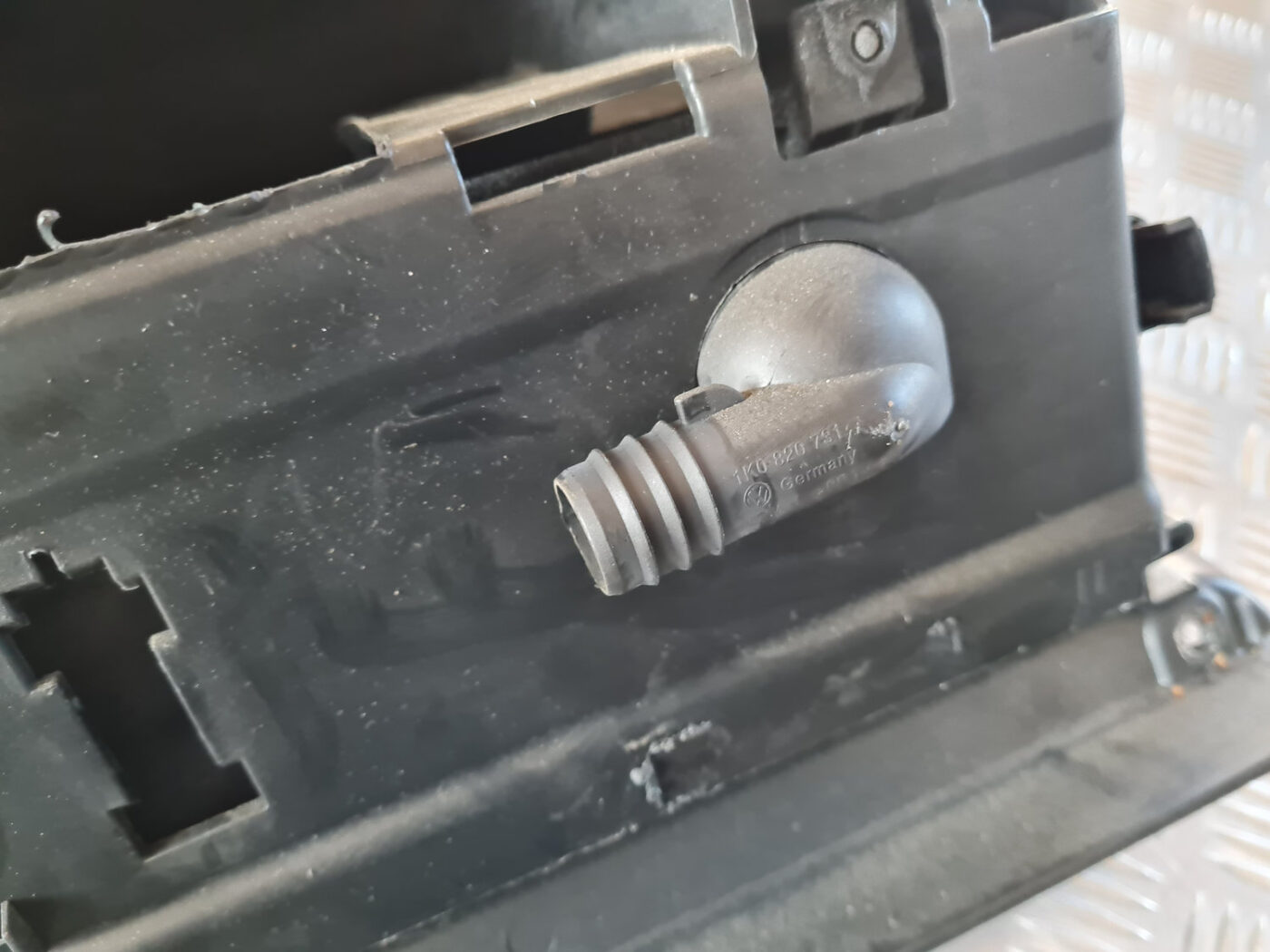 Mantu glabāšanas nodalījums pasažiera pusē priekš VW GOLF 6 2011